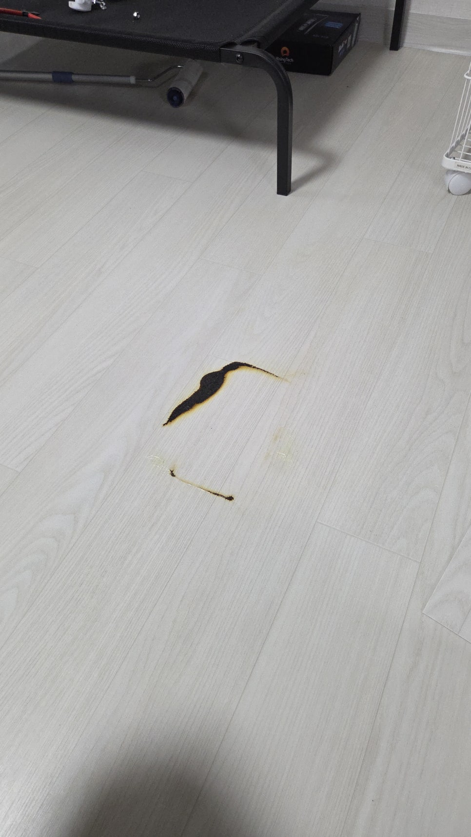 거실장판보수, 넘어진 난로에 타버린 바닥 부분 복원 작업 전