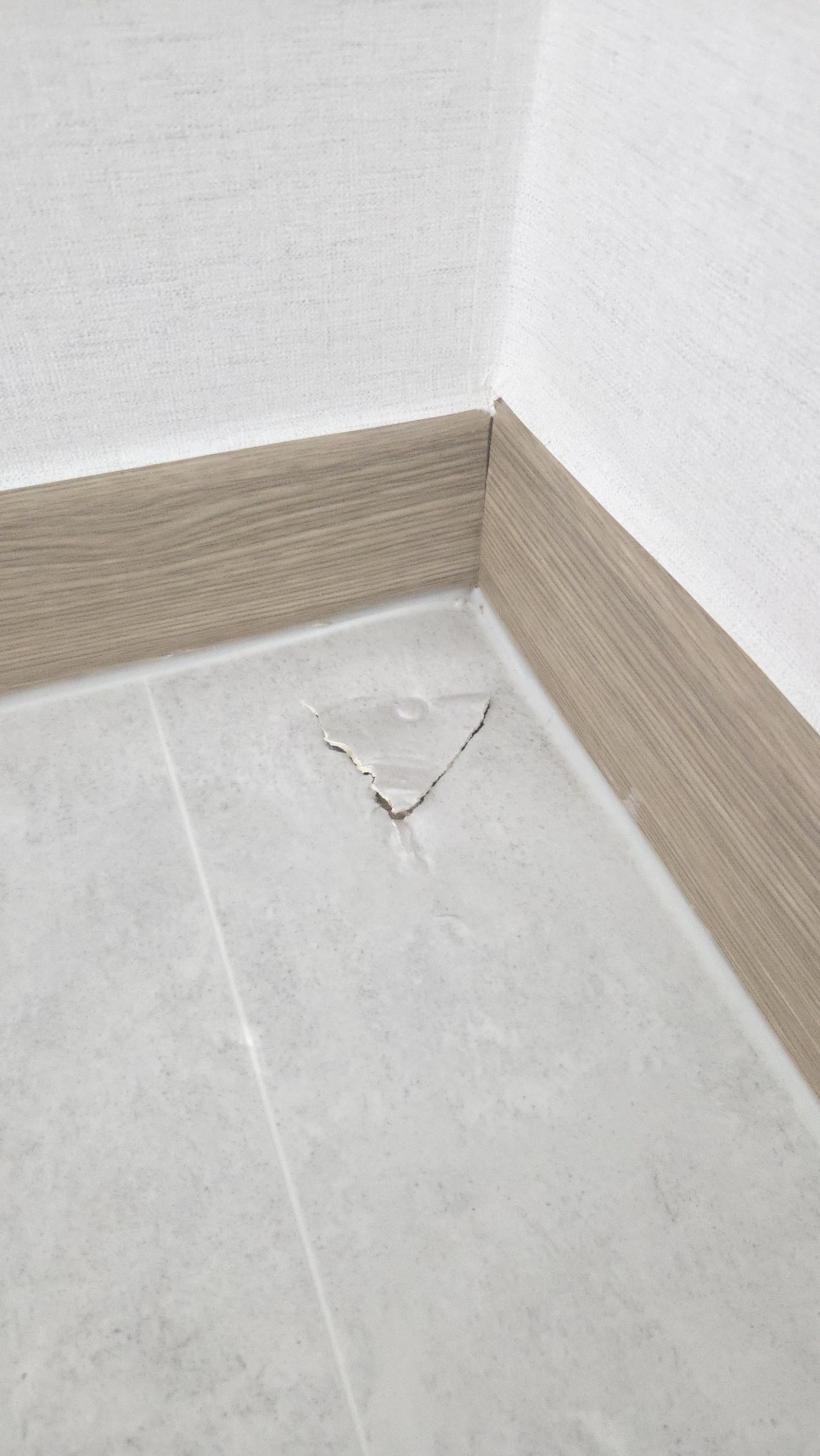 장판찢김 부분보수, 책상 옮기다 뜯어진 장판 부분 교체 작업 전
