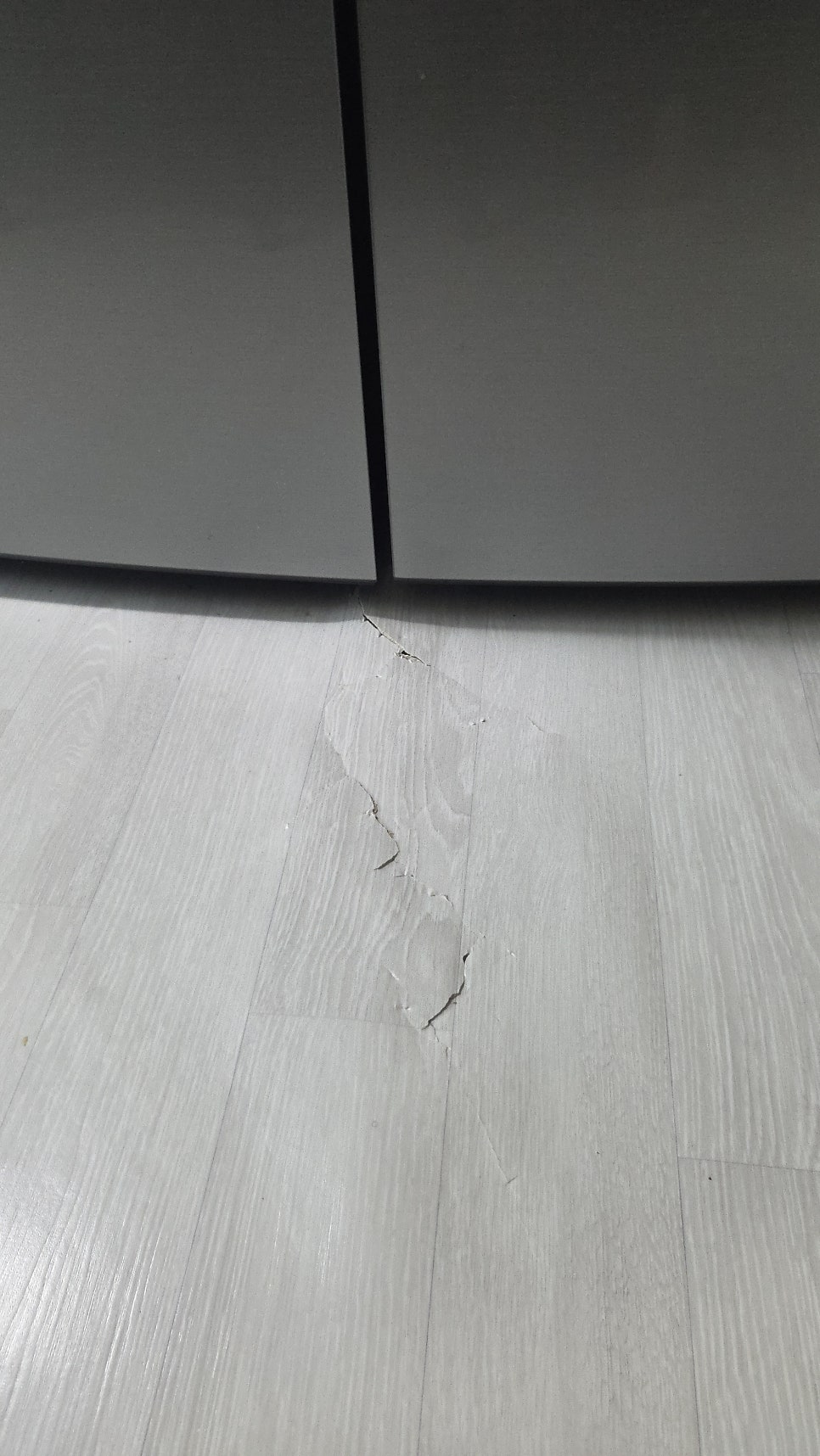 장판찢김 수리, 냉장고 옮기다 뜯어진 바닥 부분 교체로 해결 작업 전